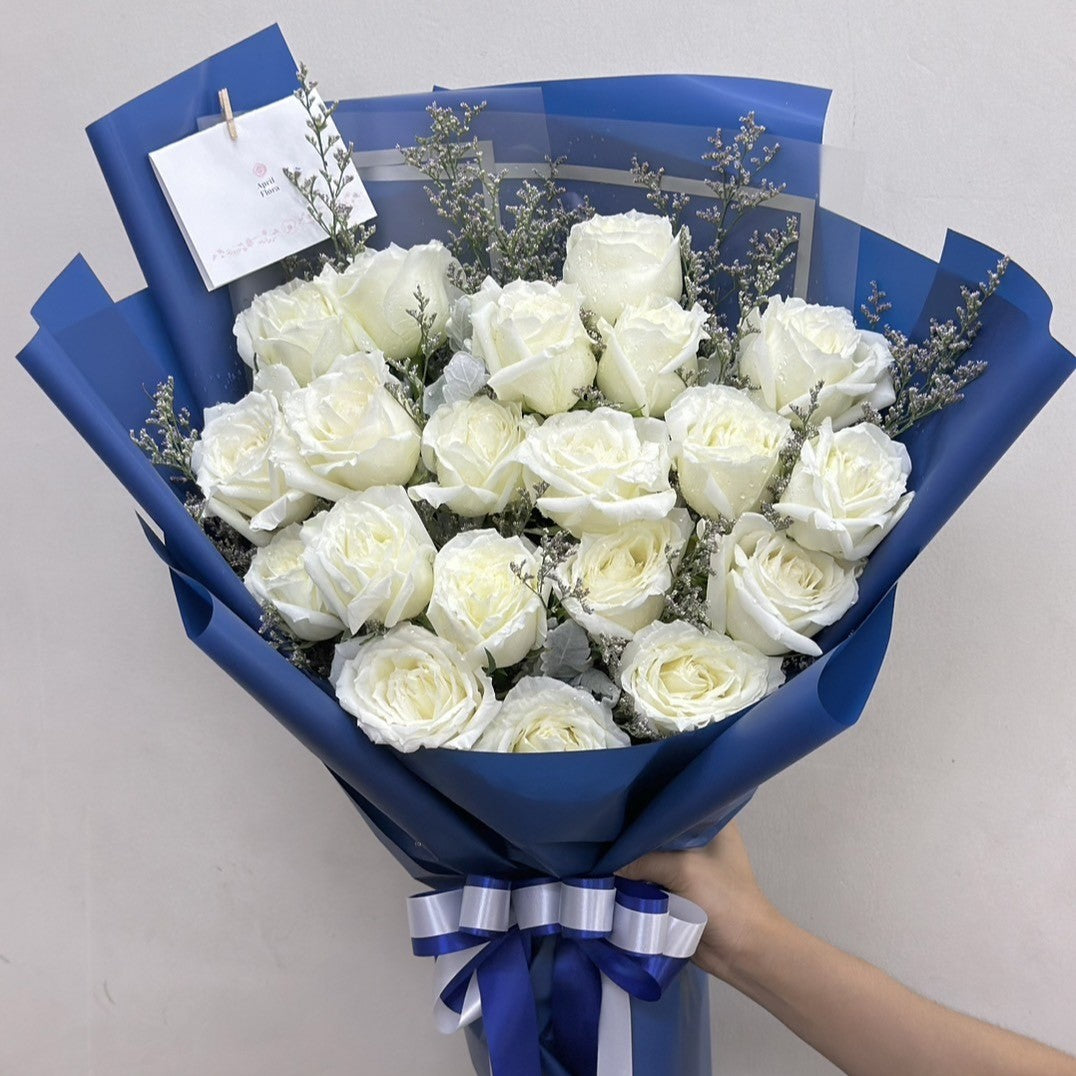 "Arctic Night " Bouquet Of 20 White Roses With Caspia